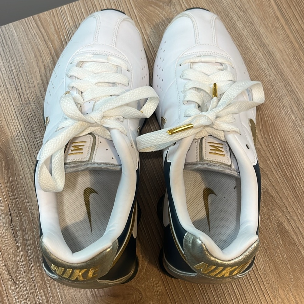 Nike Women’s Collectors Edition Gold Shox - Picture 4 of 10